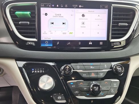 Used 2022 Chrysler Pacifica Touring-L image 15