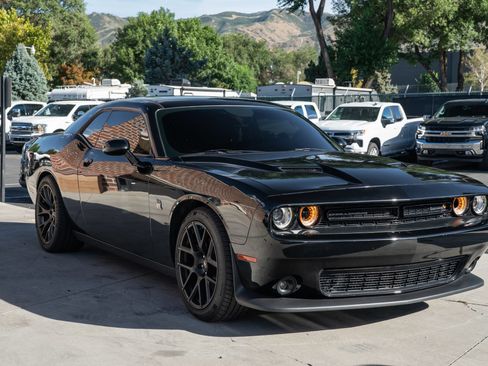 Used 2017 Dodge Challenger R/T Scat Pack w/ Leather Interior Group RWD image 12