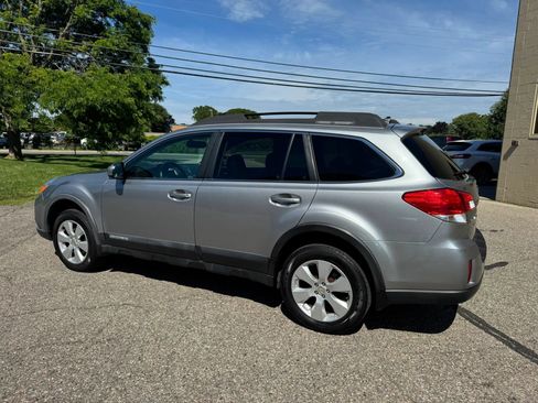 Used 2011 Subaru Outback 2.5i Limited AWD/4WD image 6