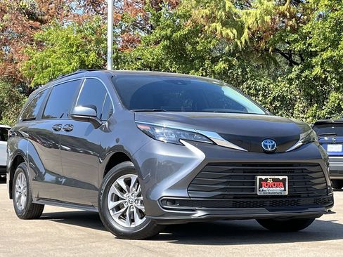 Used 2025 Toyota Sienna LE FWD image 2