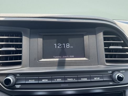 Used 2019 Hyundai Elantra SE w/ Winter Weather Package FWD image 15