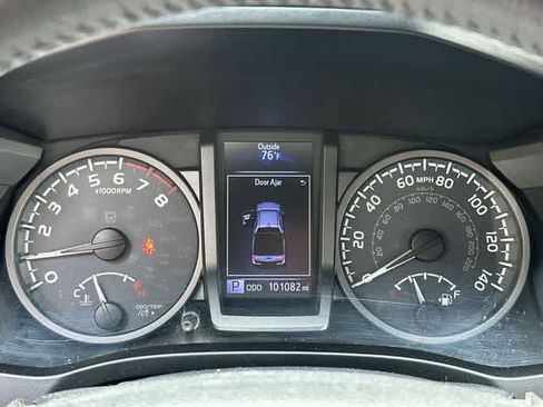 Used 2018 Toyota Tacoma TRD Off-Road AWD/4WD image 6
