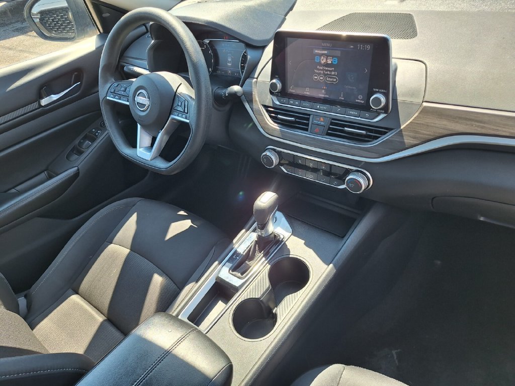 Used 2025 Nissan Altima 2.5 SV FWD image 25