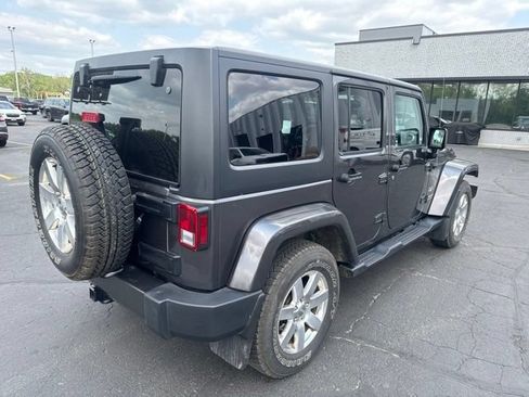 Used 2017 Jeep Wrangler Unlimited Sahara w/ Connectivity Group AWD/4WD image 10