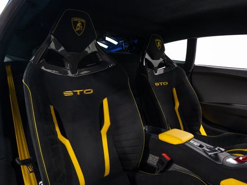 Used 2022 Lamborghini Huracan STO RWD image 67
