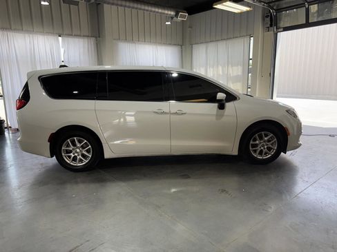 Used 2022 Chrysler Voyager LX FWD image 7