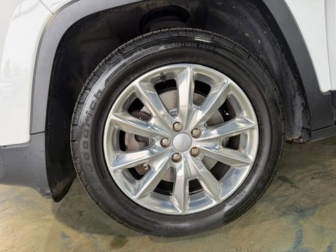 Used 2017 Jeep Cherokee Limited FWD image 28