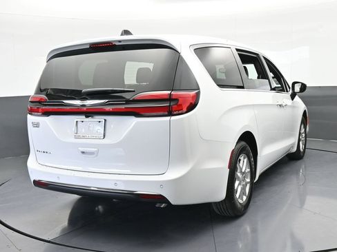 New 2026 Chrysler Pacifica Select image 5