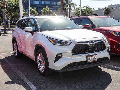 Used 2023 Toyota Highlander Limited image 3