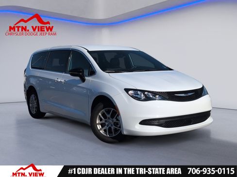 Used 2025 Chrysler Voyager LX image 1