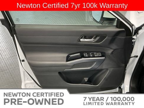 Used 2025 Nissan Pathfinder SL FWD image 40