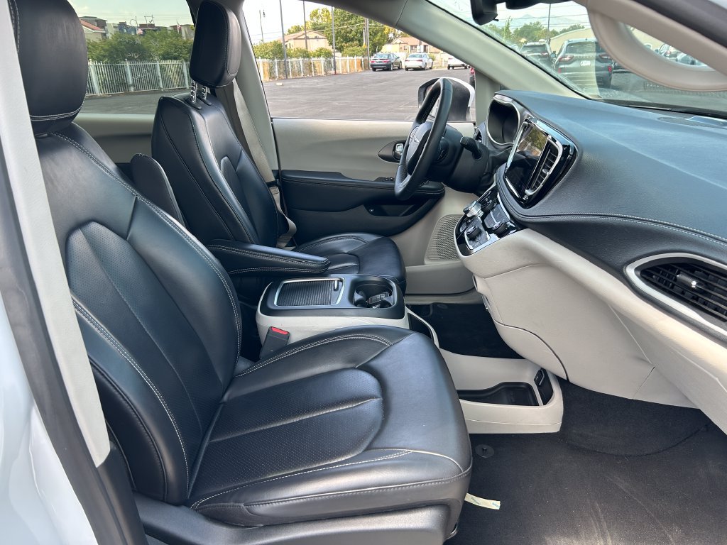 Used 2023 Chrysler Pacifica Touring-L FWD image 38