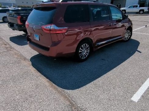 Used 2018 Toyota Sienna XLE w/ XLE Navigation Package FWD image 15