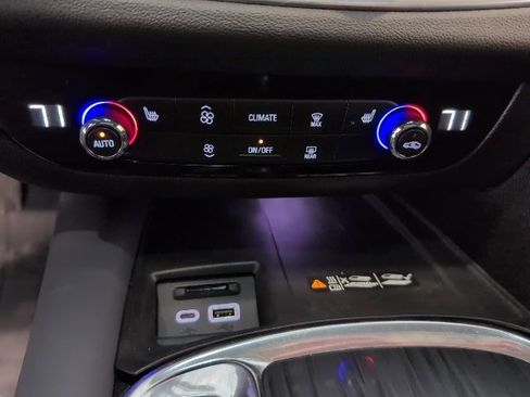 Used 2023 Buick Enclave Essence image 23