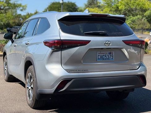 Used 2021 Toyota Highlander XLE AWD/4WD image 3