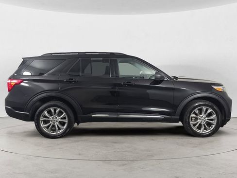 Used 2022 Ford Explorer XLT w/ Equipment Group 202A AWD/4WD image 6