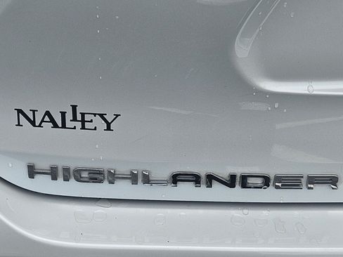 Used 2023 Toyota Highlander LE FWD image 30