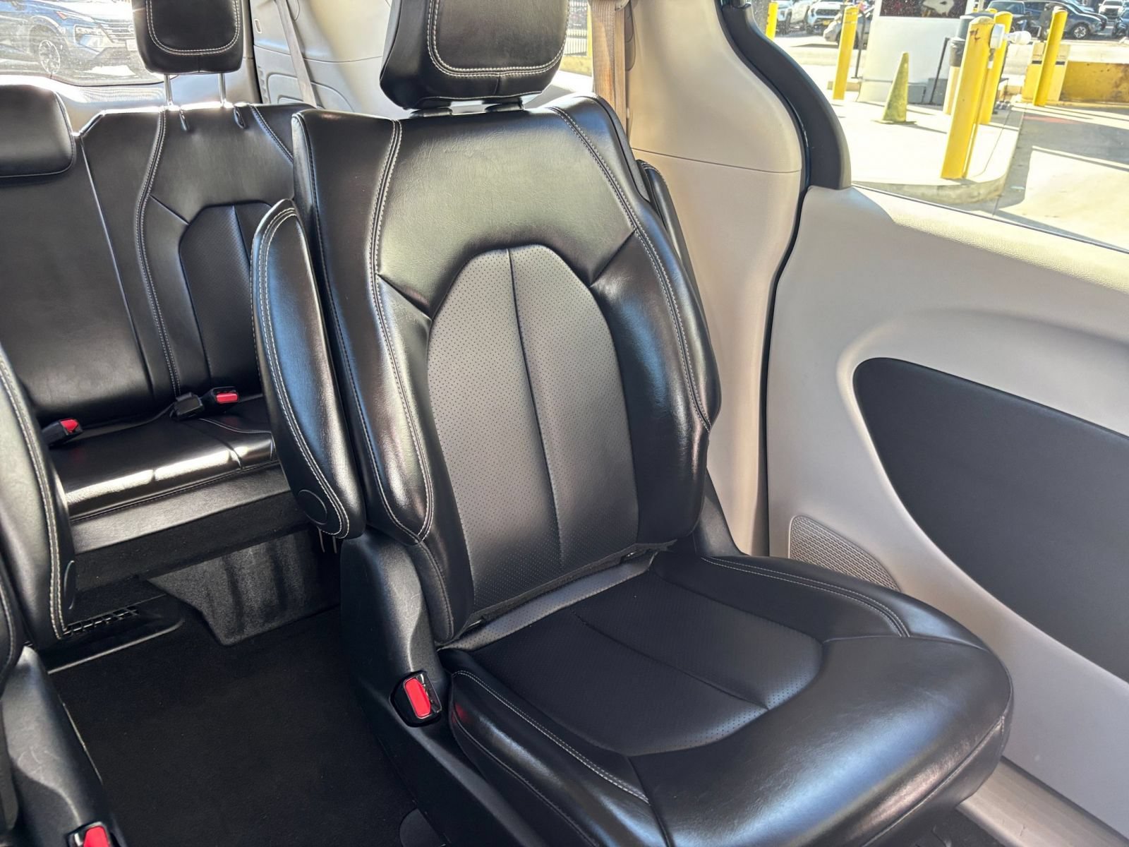 Used 2023 Chrysler Pacifica Touring-L FWD image 41