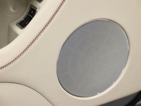 Used 2020 Bentley Bentayga Plug-In Hybrid image 14