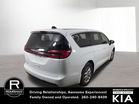 Used 2023 Chrysler Pacifica Touring-L image 6