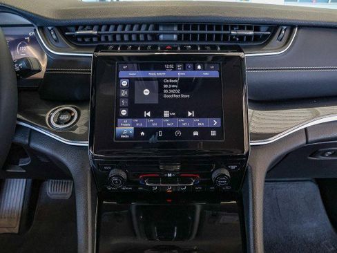 Used 2023 Jeep Grand Cherokee Laredo image 13