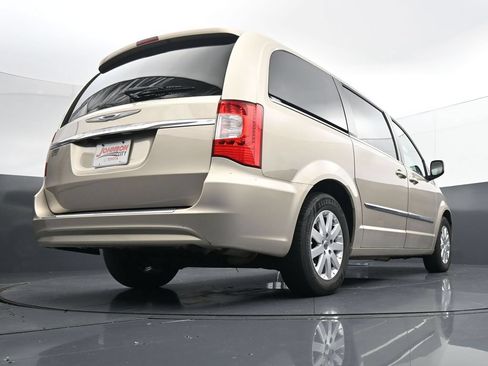 Used 2014 Chrysler Town & Country Touring FWD image 30