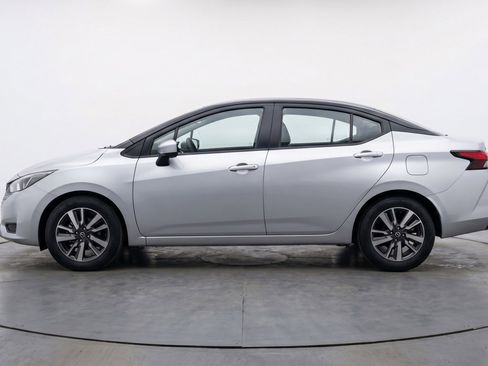 Used 2025 Nissan Versa SV FWD image 5