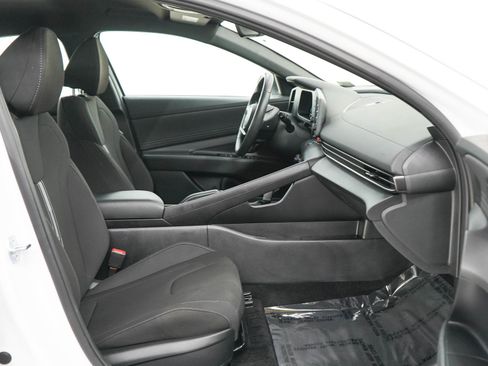 Used 2025 Hyundai Elantra Sport FWD image 11