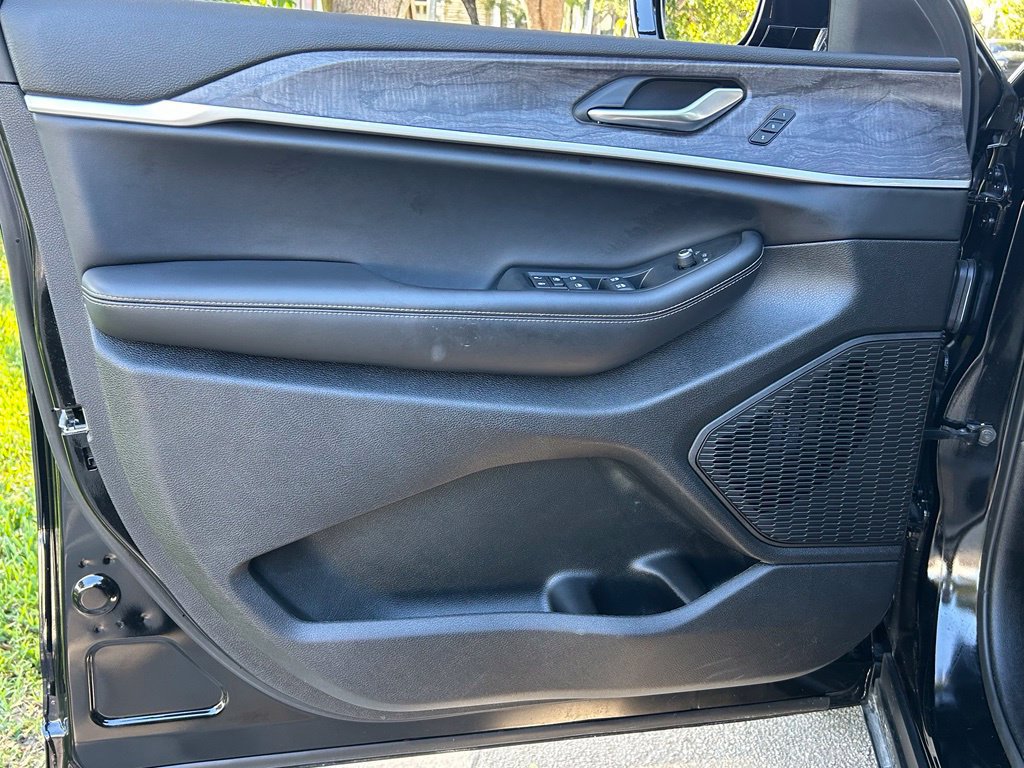 Certified 2025 Jeep Grand Cherokee Limited RWD image 20