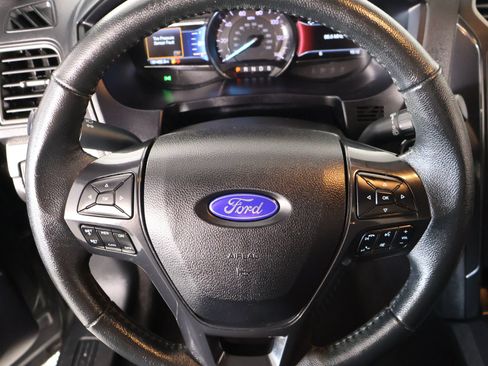 Used 2019 Ford Explorer XLT w/ Equipment Group 202A FWD image 3
