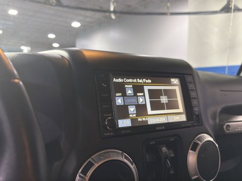 Used 2015 Jeep Wrangler Unlimited Sahara w/ Connectivity Group AWD/4WD image 33