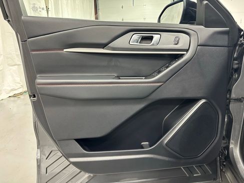 Used 2025 Ford Explorer ST-Line image 8