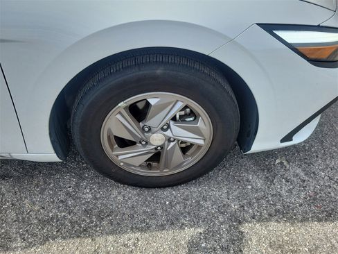 Certified 2025 Hyundai Elantra SE image 6
