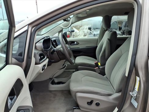 Used 2017 Chrysler Pacifica Touring image 15