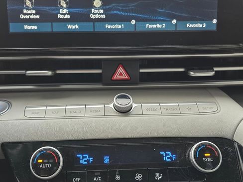 Used 2021 Hyundai Elantra Limited image 26