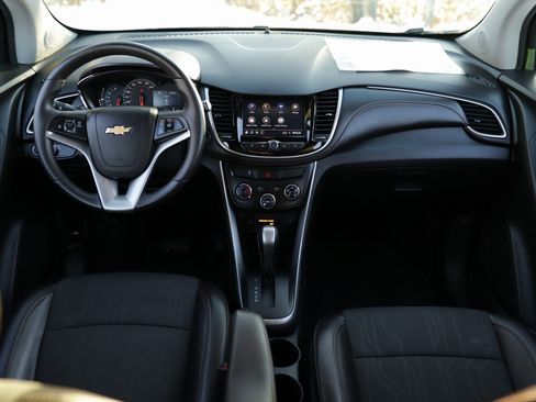 Used 2022 Chevrolet Trax LT w/ Midnight Edition image 18