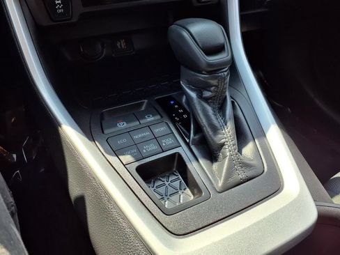 Used 2025 Toyota RAV4 XLE AWD/4WD image 12