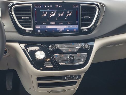 Used 2024 Chrysler Pacifica Touring-L FWD image 25