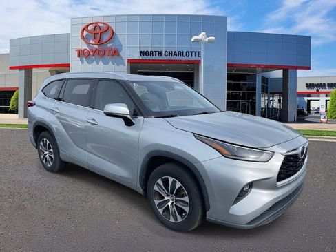 Used 2021 Toyota Highlander XLE image 1