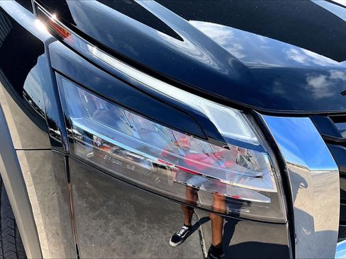Certified 2024 Nissan Pathfinder Platinum FWD image 25