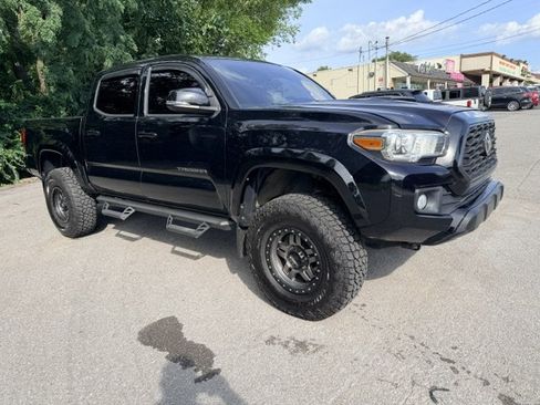 Used 2017 Toyota Tacoma TRD Sport w/ Tow Package AWD/4WD image 3