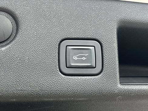 Used 2018 Chevrolet Equinox Premier FWD image 21