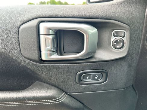 Used 2020 Jeep Wrangler Unlimited Sahara image 13