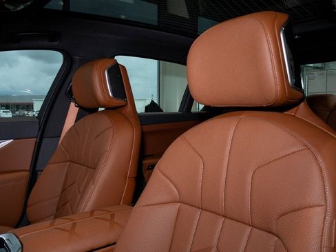 Used 2025 BMW i7 eDrive50 w/ Premium Package image 18