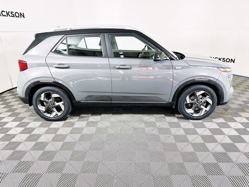 Used 2022 Hyundai Venue Limited image 2