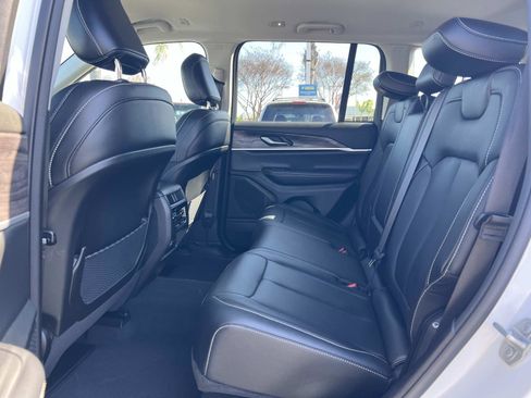 Used 2023 Jeep Grand Cherokee Limited image 22