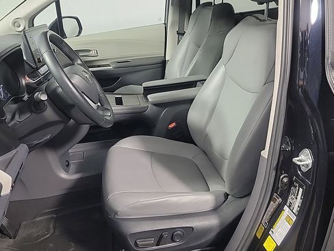 Used 2022 Toyota Sienna XLE image 20