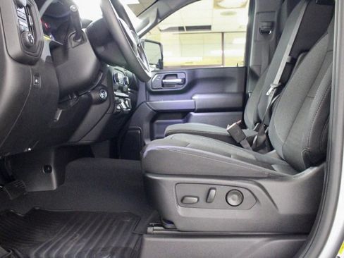 Used 2025 Chevrolet Silverado 2500 Custom w/ Custom Value Package image 9