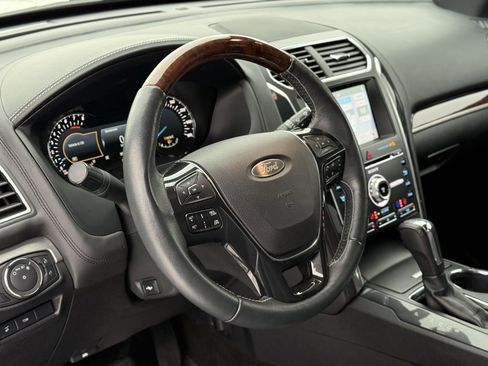 Used 2018 Ford Explorer Platinum image 17