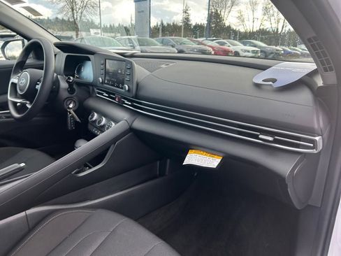 Certified 2025 Hyundai Elantra SE image 26